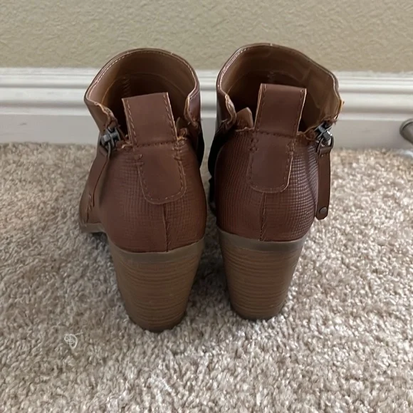 Universal Threads ankle Boots - Picture 3 of 6